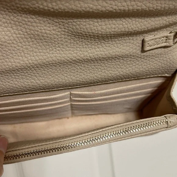 BCBG Paris Quilted Crossbody Bag in Creamy Beige - Wristlet Strap Woven Chain - Picture 6 of 11